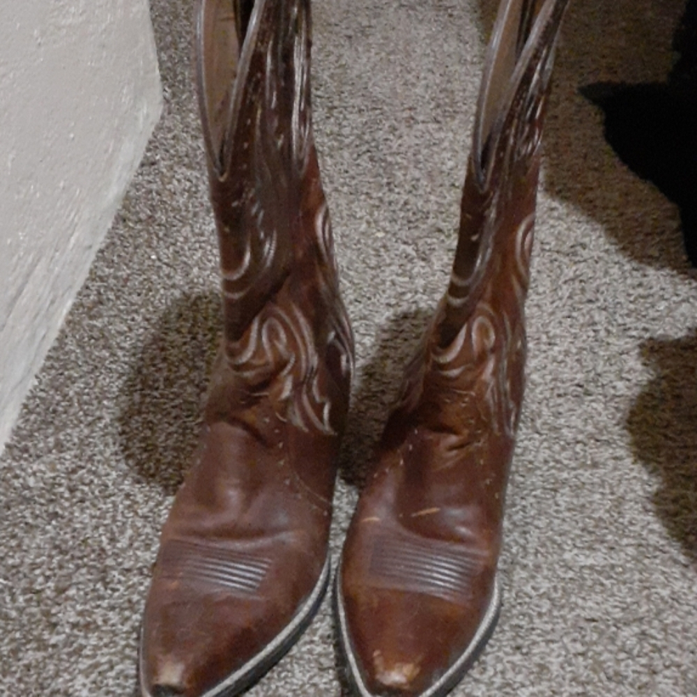 Vintage Ariat cowboy boots brown